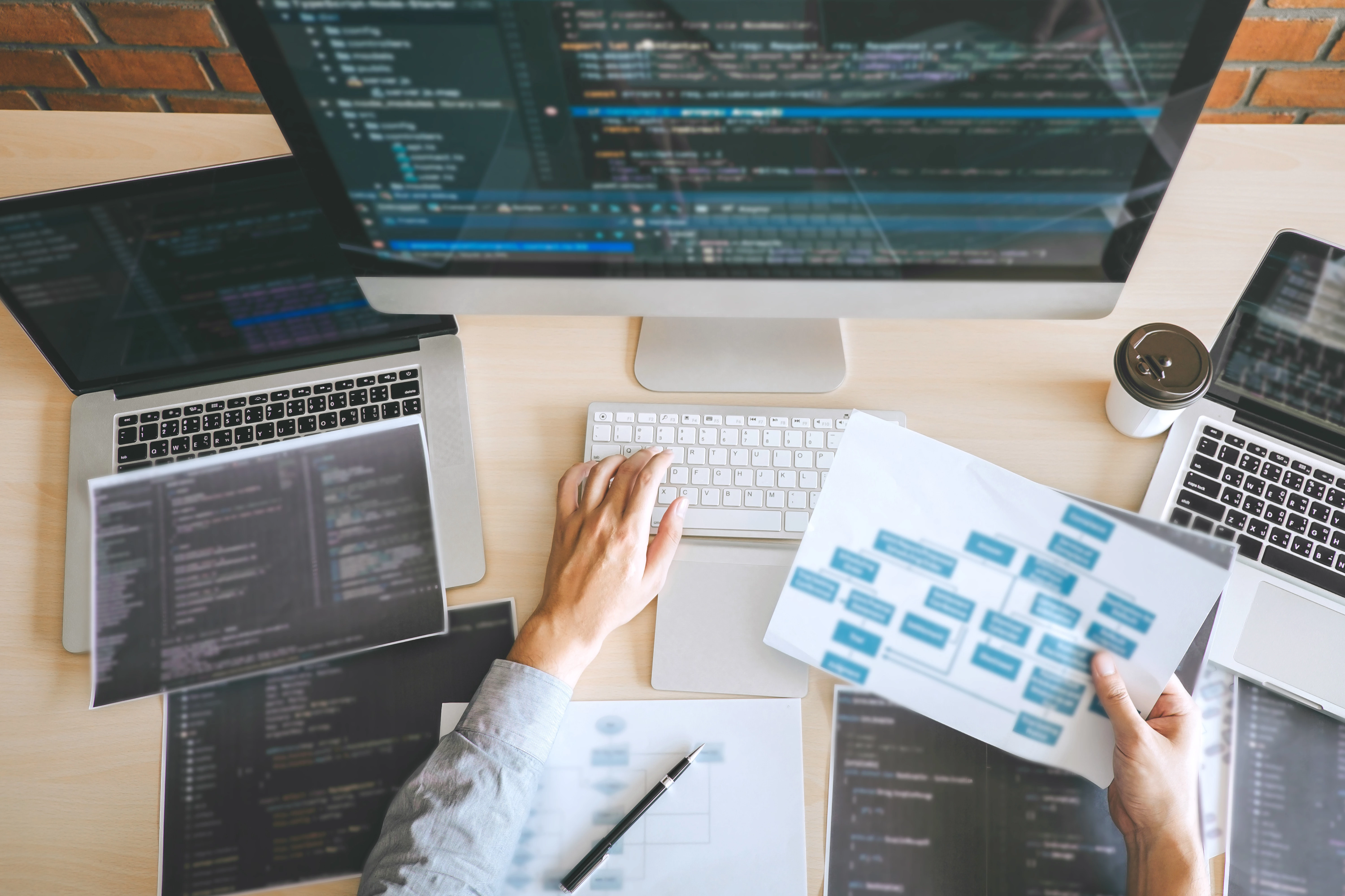 Айтишник за компьютером. Ит компания. Молодой программист. Вакансии it. Молодые ит специалисты.